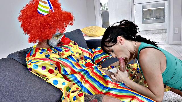 Разъярённая милфа трахает клоуна после провальной вечеринки