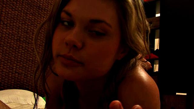 диана встала на колени, посмеялась и получила порцию в рот