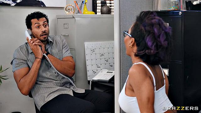 офисная чернокожая красотка с очками трахается с коллегой после новости о премии