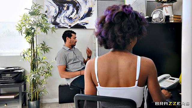 офисная чернокожая красотка с очками трахается с коллегой после новости о премии