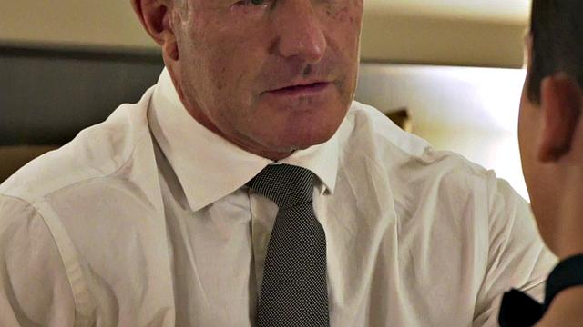 Смотри, как зрелый доминант трахаeт и лижет жопу покорному твинку без гондона