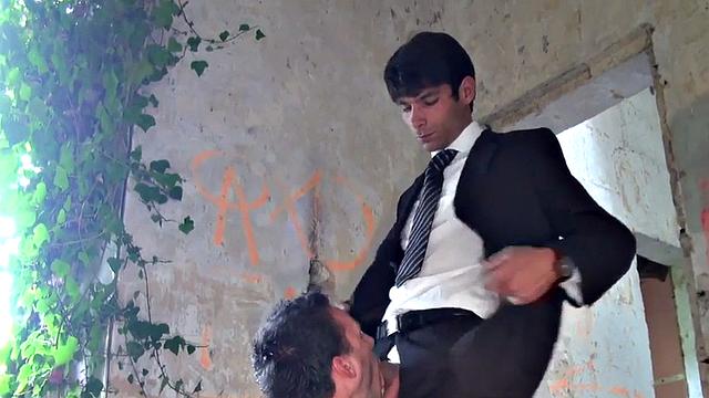 Деловой в костюме разрывает жопу в джокстрепе по полной