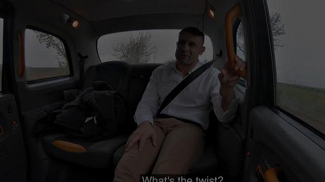 стройная таксистка в чулках скачет на члене прямо на улице