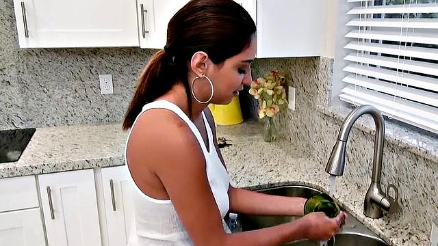 сараи убирается и получает крепкий трах на диване