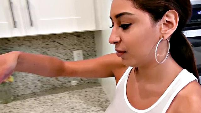 сараи убирается и получает крепкий трах на диване