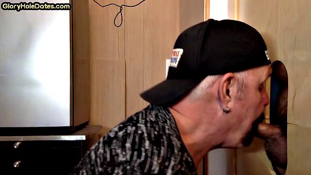 Gloryhole gaydaddy sucks cock in homemade private video