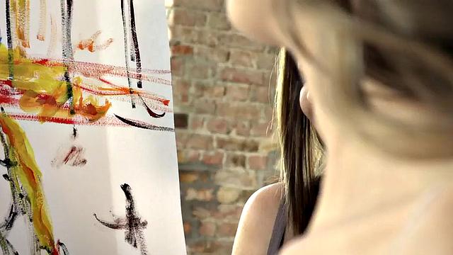 Tiny babe gets pussyeaten and fingered in 3some