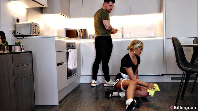 Рианнон Райдер в костюме горничной дразнит и получает глубокий трах от Raylan Franco.