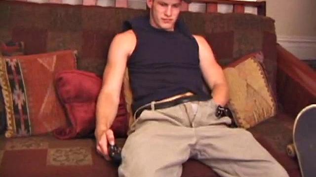 строитель-скейтер после смены мастурбирует на диване