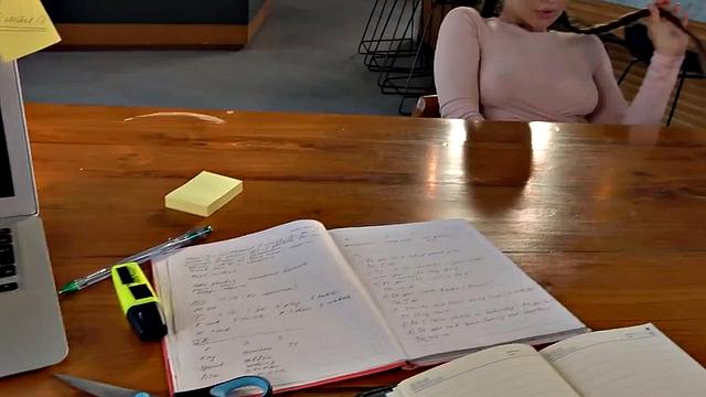 брюнетка в очках не сдерживает себя под взглядом вуайериста