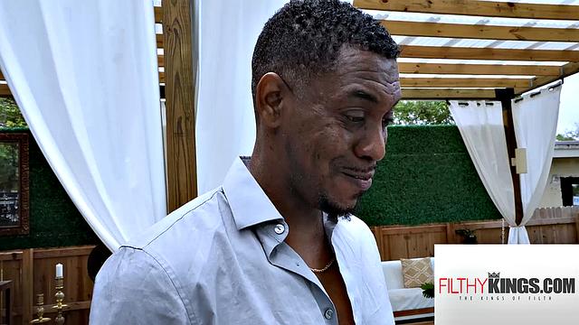 Наташа Найс сводит Джонатана с ума своей сочной задницей