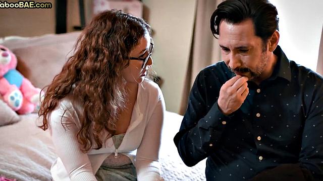 шлюшка в очках глубоко сосёт и подставляет тугую бритую письку