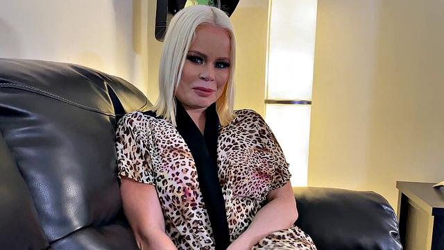 Никки заглатывает член до конца на диване