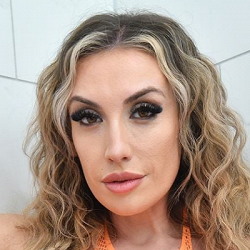 Mia James