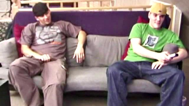 Трое мужиков устроили весёлую минетную вечеринку и нашли чем заняться втроём, пока никто не видит.