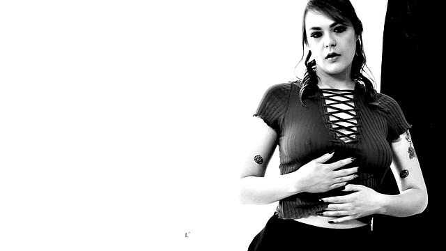 Hairy bush doublehand hj for lucky lover