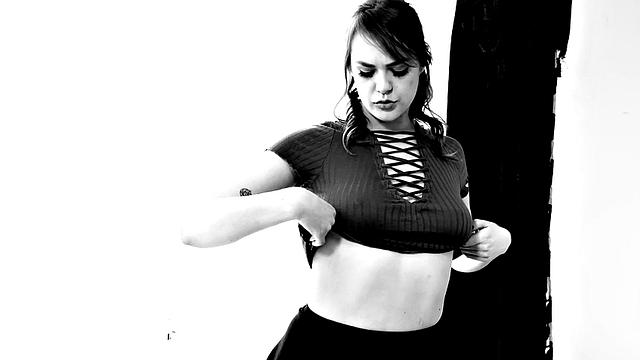 Hairy bush doublehand hj for lucky lover