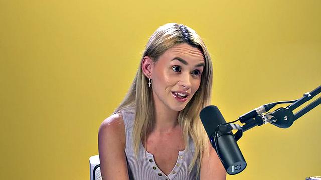 Horny blonde babe fingering her pussy in solo sesion