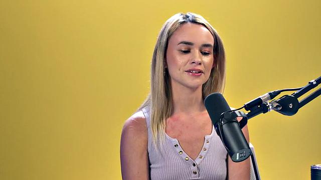 Horny blonde babe fingering her pussy in solo sesion