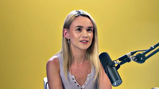 Horny blonde babe fingering her pussy in solo sesion