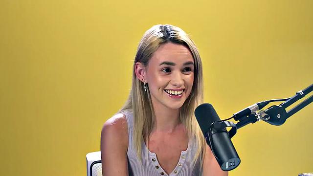 Horny blonde babe fingering her pussy in solo sesion