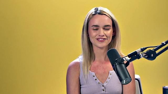 Horny blonde babe fingering her pussy in solo sesion