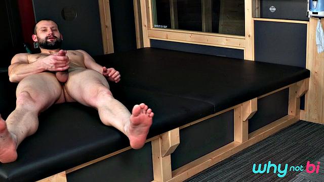 Анета прячется за дыркой, пока Павел и Рэй устраивают разврат на троих - шмотки валяются, а фантазии сносят крышу.