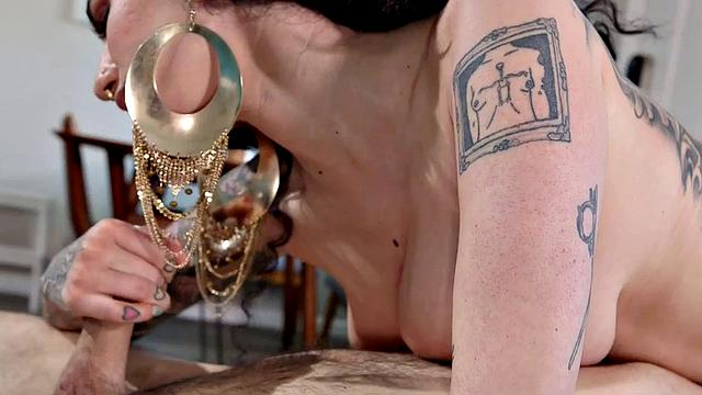 татуированная зрелая госпожа крутит 69 и дрочит своему подчинённому