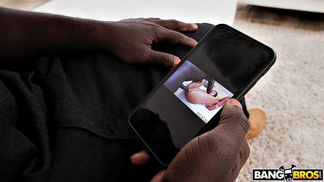 Смотри, как Eveline Dellai приходит к соседу и жадно берет в анал от Freddy Gongа прямо у него дома.