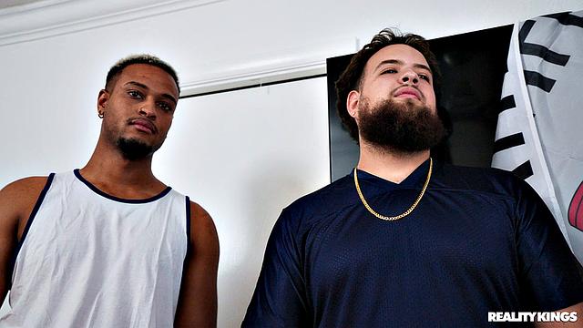 ботан трахает двух девушек на вечеринке в общаге