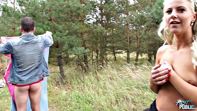 Teen fucks her guy after stopping the car