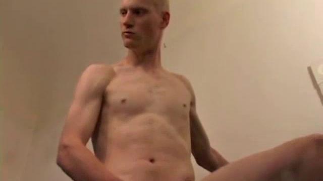 kaos снимает треники и дрочит на камеру