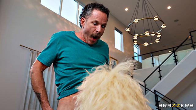 Две подруги примеряют парики и трахаются с соседом