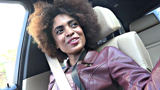 луна кОразон трахается с белым парнем прямо на природе