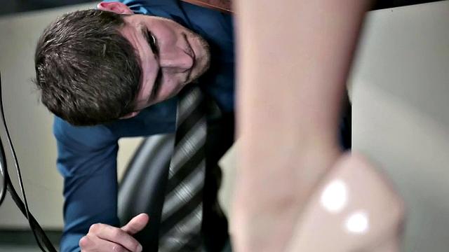 Босс заценил блондинку на каблуках - деловая встреча по-взрослому