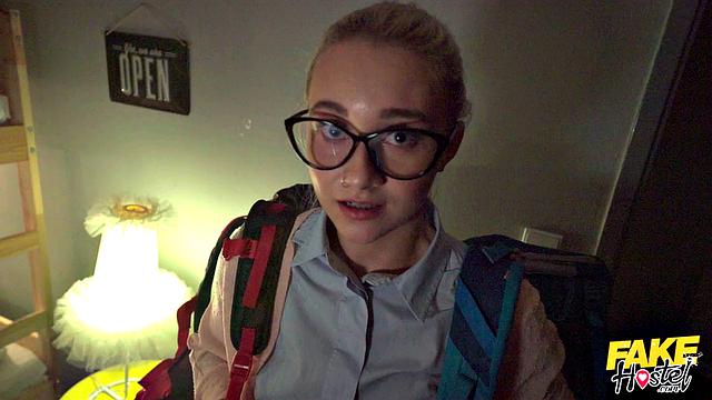 Эрик Эверхард жарко трахает Мэрилин Шугар у загадочного шкафа в хостеле