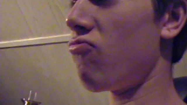 Джейден дрочит, а его достоинство меряется с его самолюбием