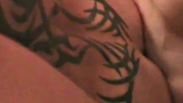 волосатые мужики устраивают весёлый анал в компании