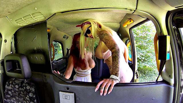 пышногрудые тёлки с татуировками устраивают лесби-развлечения в такси