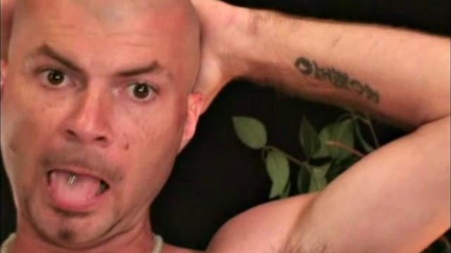 офисный паренёк устроил себе перерыв на ручную работу и уборку