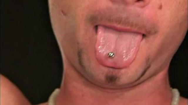 офисный паренёк устроил себе перерыв на ручную работу и уборку