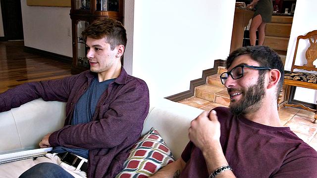 зрелая блондинка дает в жопу другу сына на кухне