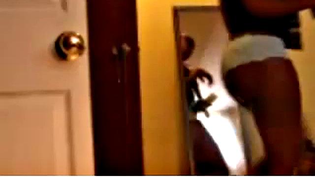 черная малолетка заводится перед зеркалом в кружевном белье