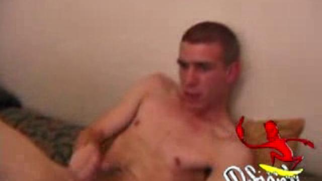Ричард Конелли дрочит член с дилдо