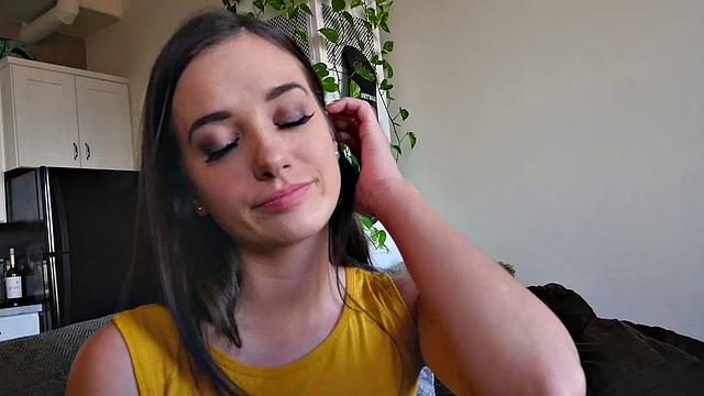 блондинка сводная сестра садится на здоровый член брата