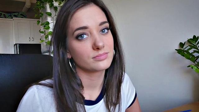 блондинка сводная сестра садится на здоровый член брата