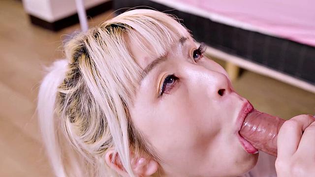 тайваньская линa сосёт и катается на члене продавца