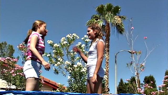 Little April ловко облизывает хитрая брюнетка прямо в гамаке