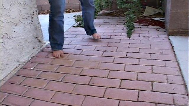 Little April ловко облизывает хитрая брюнетка прямо в гамаке