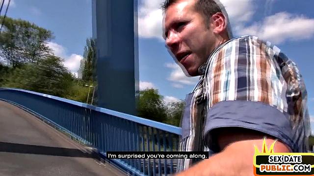 азиатская шалунья развлекается с белым жеребцом на улице, случайные свидетели в шоке